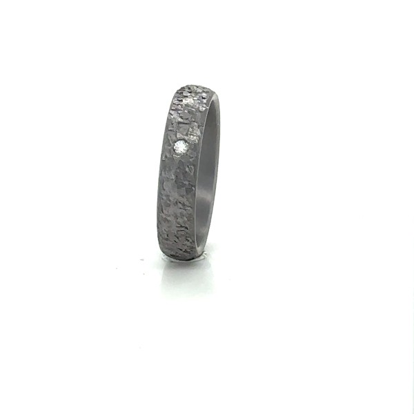 Tantalring Hammerschlag mit Stein 0,02ct